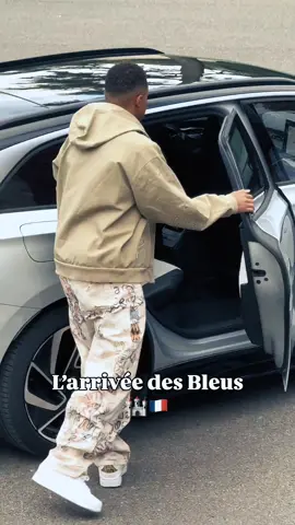 Paris Fashion Week 😎 Squad timnas Prancis susah berkumpul untuk mengikuti kualifikasi piala dunia 2026 menghadapi Azerbaijan (11 Okt) & Islandia (14 Okt). 🇫🇷✨ #france🇫🇷 #mbappe #football #outfit #fypシ 