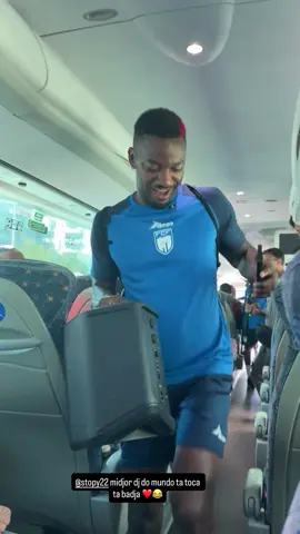 “Prima na Dengue no autocarro da seleção! A Seleção Nacional encontra-se em Lisboa, onde ainda nesta segund-feira viaja para a Libia. Mas antes, realiza um treino Paulo Santos, Vice-Presidente da FCF, explicou a logistica destes dias Faltam2️⃣dias 🏆9.ª Jornada de qualificação Mundial 2026 - Grupo D 🗓️08 de Outubro 📍Líbia 🏟️Estádio Internacional de Trípoli 🕢12h00 CV 🇱🇾VS🇨🇻 Vídeo by : @yannicksemedo20  #primanadengue😂❤️ #ronycirilo #tubarõesazul #caboverde