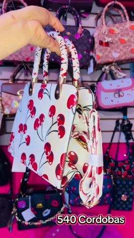 Carteras #cherry bellos colores puedes hacer tus pedidos al 77477156 o visitarnos estamos ubicados en Bolonia del autobanco Lafise 1 c al lago #coach #viral #carterasybolsas 
