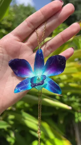 Blue orchid necklace 💙 Así se ve el proceso sellando y creando esta hermosa cadena de orquídea azul. Todas las flores son reales y pasan por un proceso de secado antes de convertirse en piezas que puedas usar.  creacionesan.com  #creacionesan #negocioboricua #joyeriapuertorico #orchidjewelry #blueorchids 