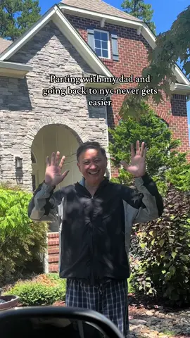 😭😭😭 he always steps out of his work meetings to wave bye 