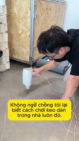 Không ngờ chồng tôi lại biết cách chơi keo dán trong nhà