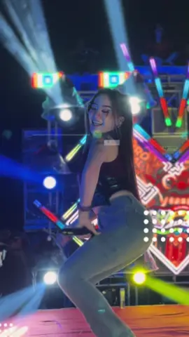 wasikk poll 🤩💃🏻 #4upageシ #fypviral  #soundsystemjawatimur #ceksound #dancer @Deliasalsabillaa 