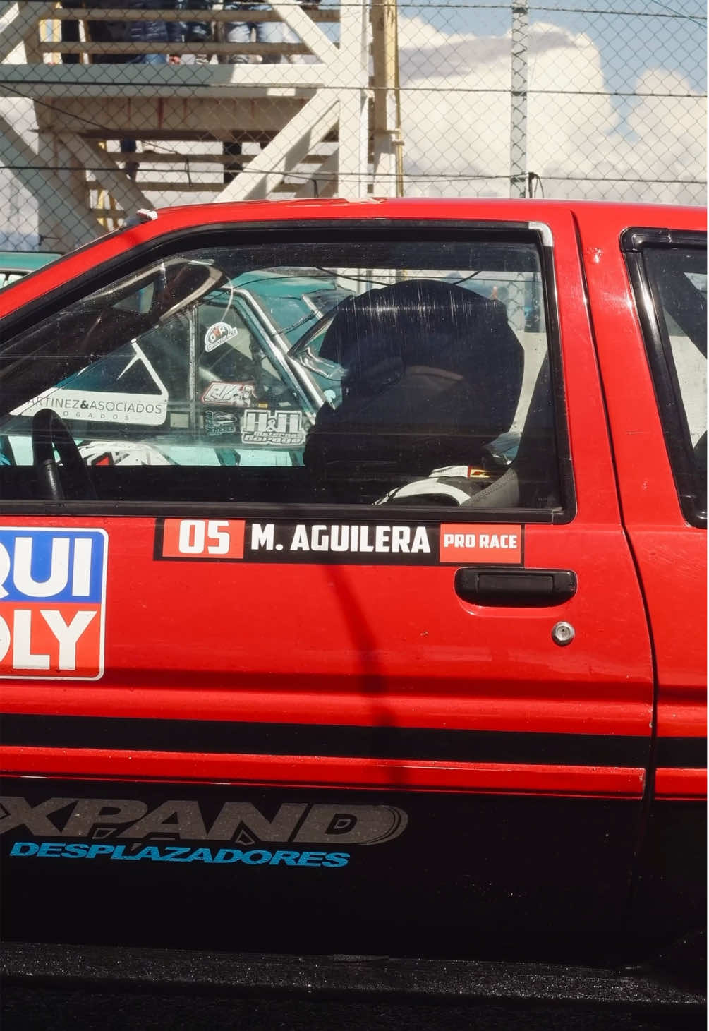 🔥 ¡Así vivimos el Súper Drift de Codegua! 🔥 Derrapes, potencia y pura pasión por el motor 🏎💨 Nuestro equipo Liqui Moly dijo presente en una jornada llena de acción y adrenalina, acompañando a los mejores del drift nacional 🇨🇱 🙌 Agradecimientos especiales a: 👉 @maximilianoaguilera.drift, nuestro piloto, por dejar todo en la pista. 👉 @harry.fpv, por las tomas aéreas espectaculares con el dron. 👉 @icarlenses, por capturar cada detalle desde tierra con una calidad increíble. 👉 Y al equipo de @timeattackchile junto a nuestros amigos de @carreracupchile, por acompañarnos en el stand con el Porsche y compartir toda su experiencia y pasión por los motores. 🏎✨ #LiquiMoly #SuperDrift #Codegua #MaximilianoAguilera #HarryFPV        