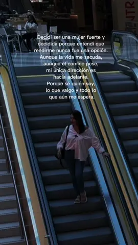 🔥 Una mujer fuerte no pregunta si puede… simplemente lo hace y sigue adelante.