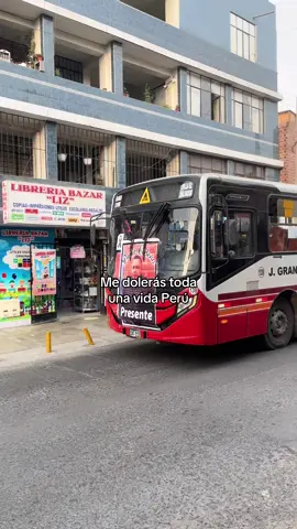 06/10/2025 - Varios carros del triángulo acaban de pasar con la foto del reciente conductor fallecido y con carteles por su ruta normal uniéndose al paro de transportistas. Me rompe el corazón vivir esta situación y ver que hay muchas personas quejándose por el paro, si para este punto aún crees que es un problema ajeno, recapacita.  PERSONAS INOCENTES FALLECEN  POR EL SIMPLE HECHO DE SALIR A TRABAJAR, NO ES JUSTO! ELLOS PIDEN VIVIR PORQUE SU VIDA ESTÁ EN JUEGO Y ESO NO ES JUSTO!  #paroderransportistas #peru 