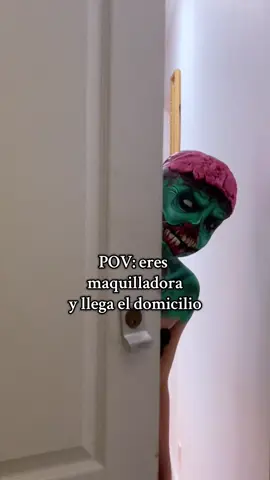 Cuando eres maquilladora y llega el domicilio JAJAJA cosas que pasan  #maquillaje #humor #halloweenmakeup #halloweenlook #makeupartist 