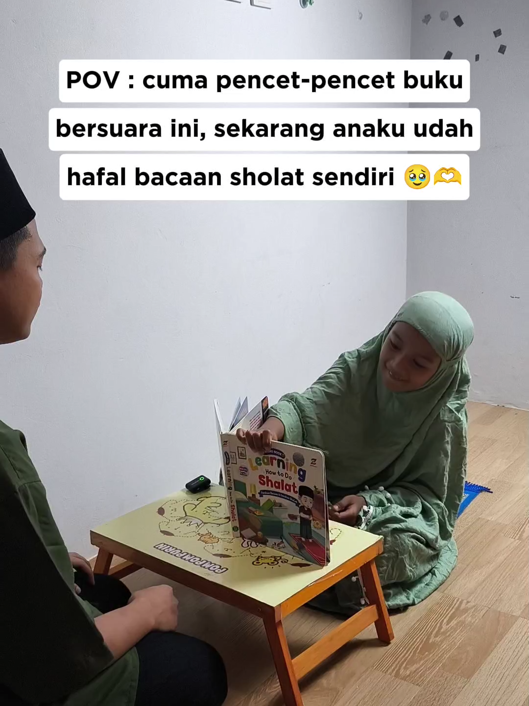 Anak kecil itu lucunya luar biasa waktu pertama kali dengar suara dari sound book sholat ini. Dia senyum, lalu ikut-ikutan baca dengan pelafalan yang belum sempurna. Tapi justru di situ terasa harunya — pelan-pelan, sound book sholat bikin dia terbiasa mendengar doa dan bacaan salat setiap hari. Sekarang tiap malam sebelum tidur, dia minta “buku yang ada suaranya itu” — maksudnya sound book sholat. Dari situ aku sadar, belajar ibadah memang paling indah kalau dimulai sejak dini, dengan cara yang lembut dan menyenangkan. Bukan cuma mainan, sound book sholat ini jadi teman belajar pertama yang menumbuhkan cinta sama salat. 🌙 #soundbooksholat #bukuanakmuslim #belajarsholat #parentingislami #pendidikananak