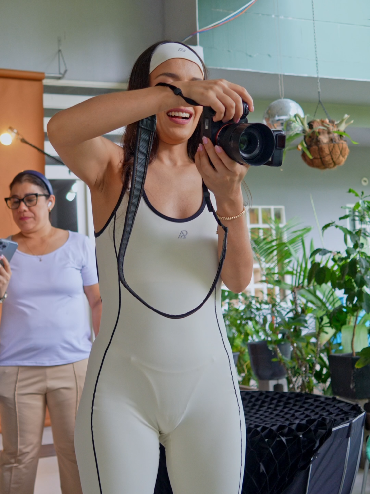 Cada pose empieza con una intención. 🌿 No busco que copies una forma, busco que sientas lo que quieres transmitir. A veces te pido que cierres los ojos, respires profundo y pienses en algo que te inspire confianza… y cuando los abres, la expresión cambia por completo. 💫 La fotografía profesional no se trata solo de verse bien, sino de comunicar con autenticidad. My job is to guide you, but the emotion is all yours. 📷⚡ #fotografia #pose