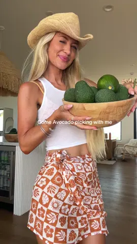 Avo dealer  . #fruitpicking #hawaii #OOTD #fall #fyp 