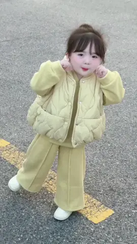 Em xinh quá #quanaobegai#quanaotreem#annhienkidsfashion 