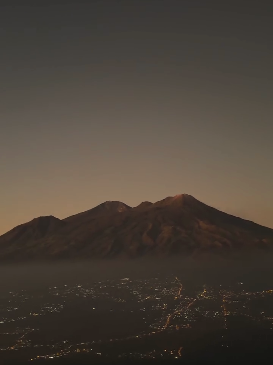 Menikmati suasana dipagi hari dengan Pemandangan dan kicauan Burung Yang syaaahduu. #wisataalam #gunungpenanggungan1653mdpl  #gunungpenangguanjalurjolotundo  #pesonaindonesia  #fypシ゚ 