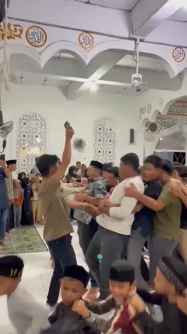 Oten nyanyi pujian dan joget di Gereja. Kalo islam ?? liat niiihh... Huuffttt 😌 ngatain ummat lain. tp, ga ngaca sama ummat sendiri.  #umatmuslim #islamic_video #kadrun #salamsatubatu #sholawatan 