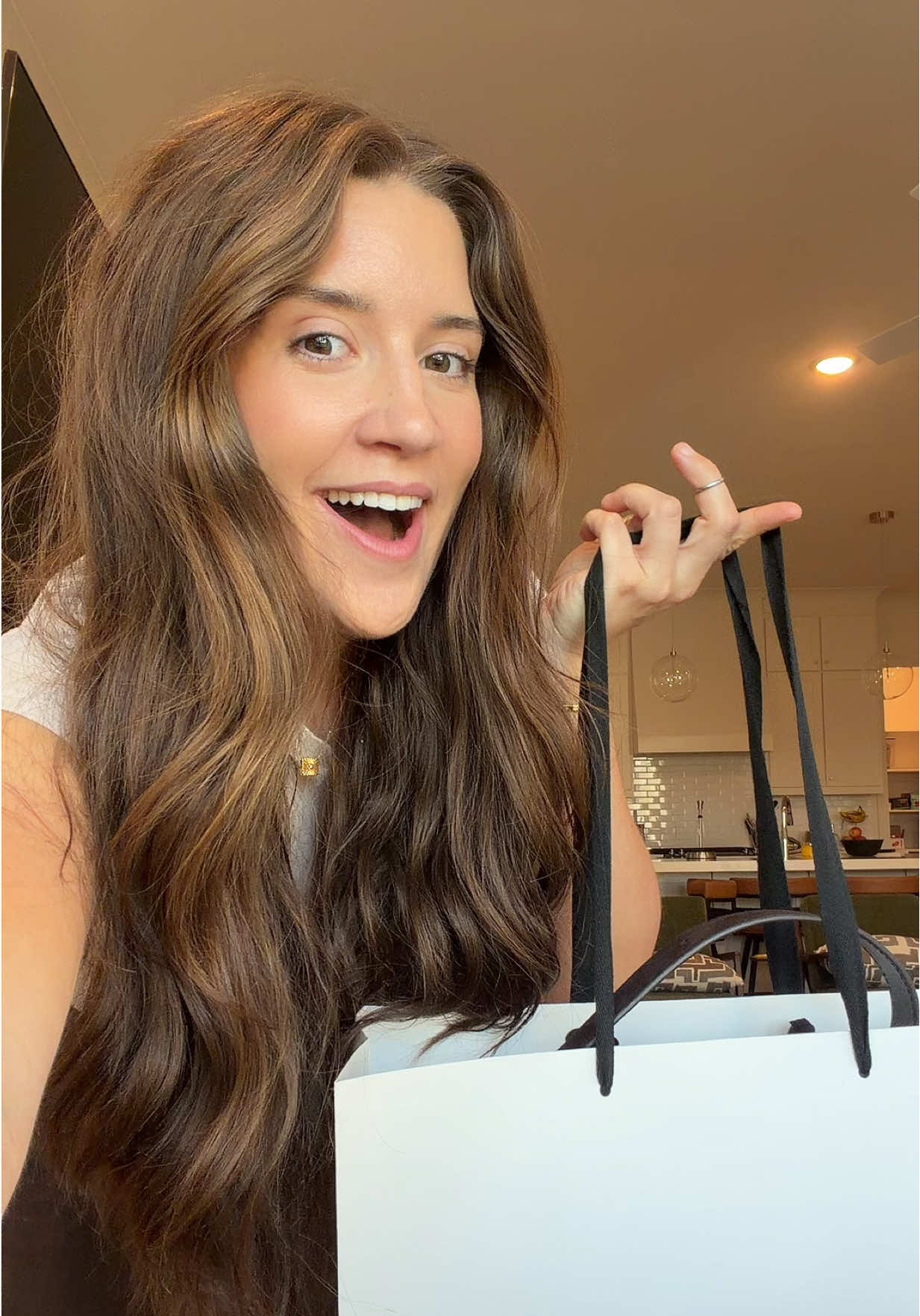 my new everyday bag!!! @madewell OBSESSED. Linked on my ShopMy!!! Also buckle in front or in the back????