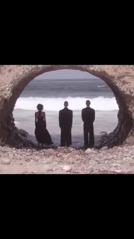 Been really wanting to rewatch Mulholland Drive but I’m supposed to only watch calming stuff right now so this is the closest I can get to fulfilling that want  #corecore #nichetok #davidlynch #mulhollanddrive #oldfriendsbookends 