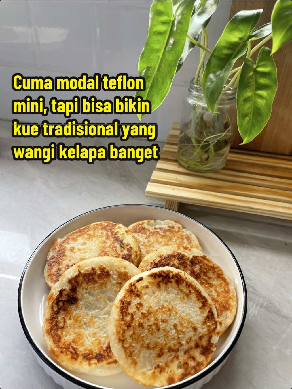 Bikin kue yg simpel tapi hasilnya bikin satu ruangan harum 🤤 Resep: Kelapa parut 250gr Tepung ketan 150gr Gula 5-7 sdm (sesuai selera) Garam 1/4 sdt Vanilli bubuk  Santan cair 150ml Margarin 1/2 sdm #kuewingko #wingkobabat #olahantepungketan #fypシ゚ 