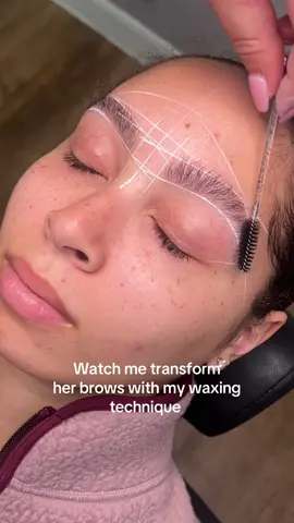 Don’t underestimate a CRISP wax👏🏼 📍Cosmo Salon Studios, CANTON MI #BrowsOnPoint #browartist #browshaping #browgoals #browmapping 