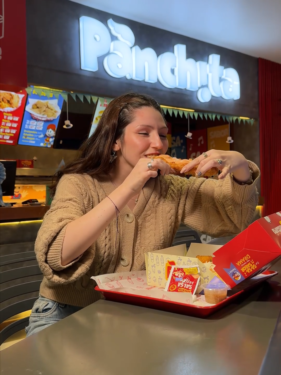 🍗✨ Story time de puro sabor: ¿Alguna vez has probado algo tan rico que terminas chapándote los dedos? 😋 Eso solo pasa con Panchita, el pollito de tradición cochala que conquista a todos. Doradito, jugoso y con ese toque casero que te transporta directo a los domingos en familia. 💛 Ven al Mercado Gastronómico, Piso 3 de Paseo Aranjuez, y vive tu propia experiencia Panchita. Porque cuando es auténtico... se nota desde el primer bocado. 🔥 #PanchitaTradicional #MercadoGastronómico #PaseoAranjuez #SaborCochala #ComidaConHistoria   