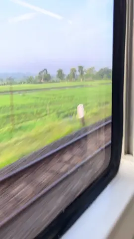 Lumayan buat prank temenmu, biar dikira lagi jalan jalan padahal mah dirumah 😂 #videomentahan #prankvideo #fyp #naikkereta #kai 