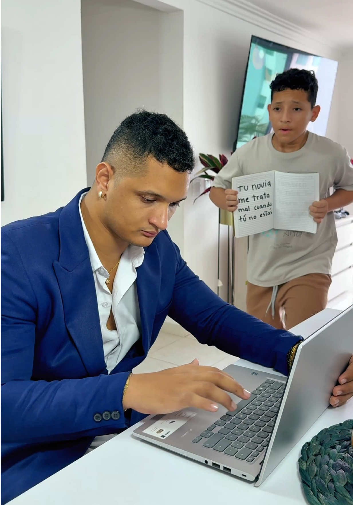 Le pidió ayuda con la tarea y terminó revelando el secreto más oscuro de su madrastra. 😮 parte 1 #video #viral #tiktok 