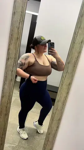 After over a week of being sick it’s nice to be back in the gym and feeling strong! ✨🖤💪🏼 #backandbiceps #weightlossmotivation #FitTok #gymmotivation #gymtime 