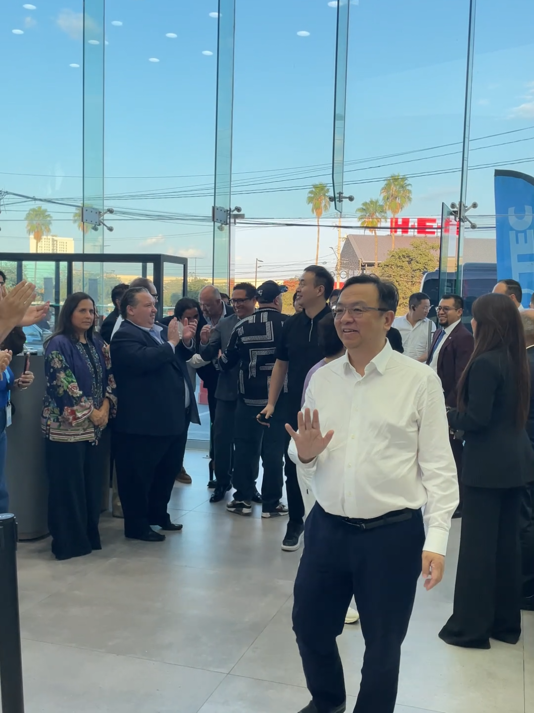 📍Una visita muy especial en BYD Gonzalitos. Tuvimos el honor de recibir a Mr. Wang, quien conoció de cerca el crecimiento y la pasión que nos mueve en BYD Grupo Tec 💫 Seguimos construyendo el futuro de la movilidad eléctrica en México ⚡ #BYD #BYDGrupoTec #BYDGonzalitos #MovilidadEléctrica #VisitaOficial 