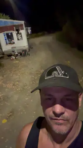 A-ți pus întrebări dacă am lumină seara unde locuiesc eu !! 