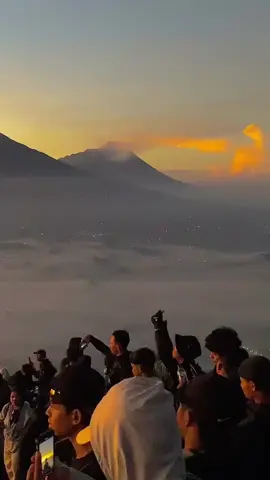 Momen Sunrise di gunung andong 🌤️ #andongviapendem  #gunungandong  #sunrise #pagi  #gunungandongviapendem 