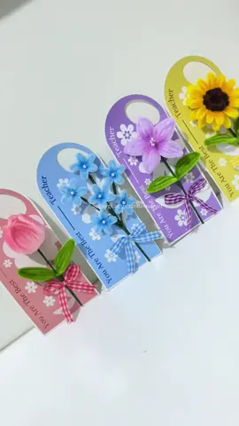 Flowercard hari guru✨ Harga : 15.000 Info pemesanan silahkan dm/wa nomor di bio yaa🫶🏼 #bukethariguru #flowercard #bungakawatbulu #banyuwangi #buketbanyuwangi 