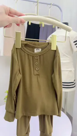 Thời tiết chuyển mùa rồi các mẹ đã tham khảo mã tăm lạnh mềm mịn thoáng khí mà form gọn người cho bé chưa #videohangthoitrang #videohangmevabe #comimobaby #comimobaby 
