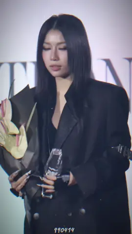 Mở mắt đúng cách là đây chớ đâuuu 🫶🏻🖤 #LyHan #xuhuong #lofficielbeautychoiceawards2025 #TikTokAwardsVN 