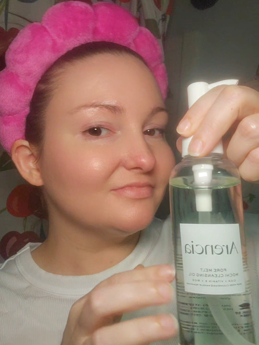 Say goodbye to clogged pores and blackheads ✨ The Arencia Pore Melt Mochi Cleansing Oil literally melts everything off while keeping my skin soft and calm. Deep clean, no residue, just that glass-skin glow 🩵   @Arencia @Arencia Influencers #arencia #skincare #tiktokmademebuyit #beauty #fyp 