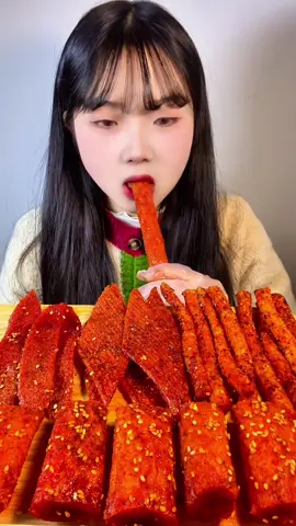 看我吃辣条 🥵 #ฟีด #ล่าเถียว #ขนมหม่าล่า #หม่าล่า #辣条 