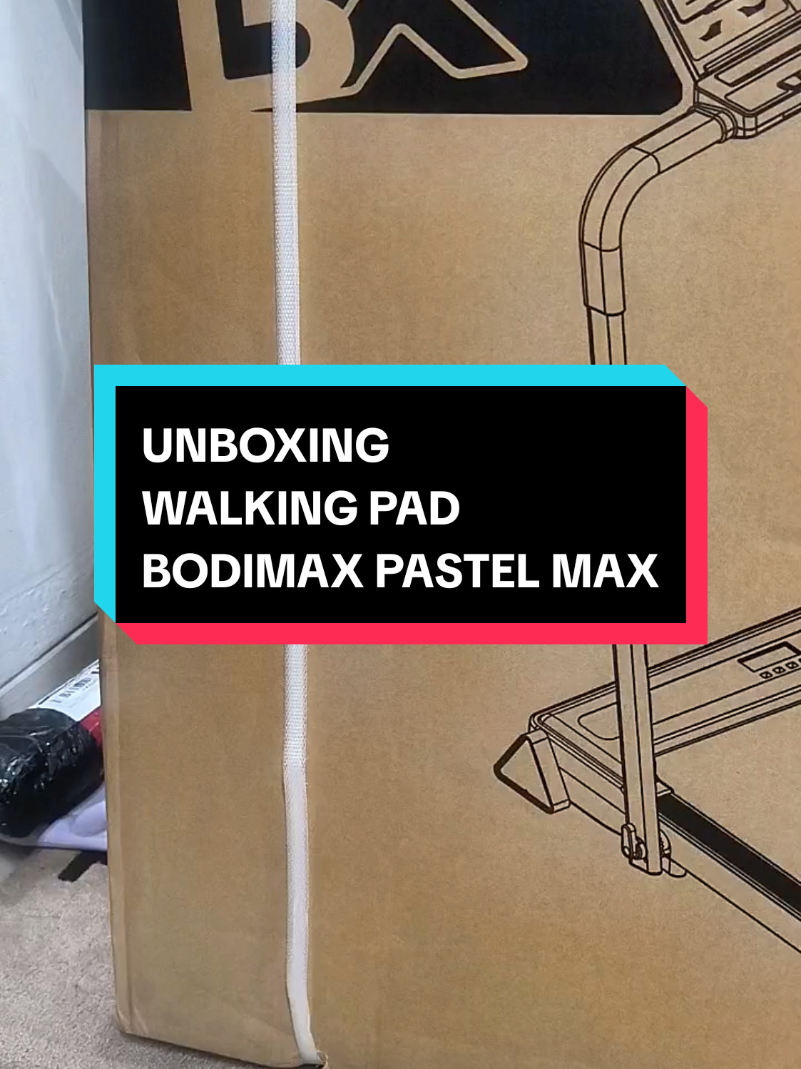 Unboxing Bodimax Walking Pad tipe Pastel Max. Tipe max ini sudah dilengkapi dengan handle dan menu digital, jadi bisa untuk pegangan ketika menggunakan mode running. Dengan manual incline 3 level untuk latihan fat burning. Dimensi panjang sekitar 1,3 meter, tidak makan tempat sehingga cocok untuk olahraga di rumah. Bisa dilipat dan disimpan di bawah tempat tidur atau disenderkan ke tembok.  #GajianSale #PromoGuncang1010 #unboxing #bodimax 