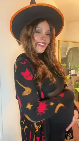 Borrowed my friends kitty for a second lol didn’t last long  #danidennison #hocuspocus #hocuspocuscosplay #cosplay #thackerybinx 