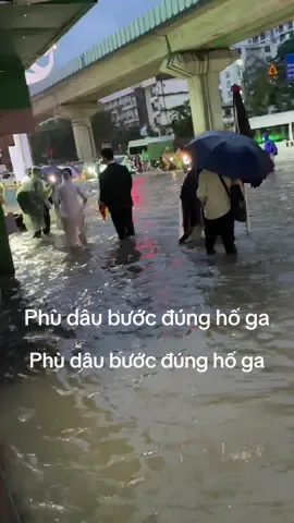 Mưa ngập mọi người đi đường để ý hố ga nhé.