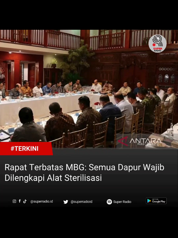 Presiden Prabowo Subianto memerintahkan Kepala Badan Gizi Nasional (BGN) Dadan Hindayana untuk memastikan seluruh dapur makan bergizi gratis telah dilengkapi dengan alat-alat sterilisasi dan perangkat uji makanan (test kit), serta filter air bersih. Sekretaris Kabinet (Seskab) Teddy Indra Wijaya menyebut, pihaknya melanjutkan evaluasi mengenai pelaksanaan program makan bergizi gratis menjadi salah satu isu yang dibahas dalam rapat terbatas pada malam ini. Simak informasi selengkapnya di website superradio.id #mbg #evaluasi #makanan #kesehatansiswa #superradio 