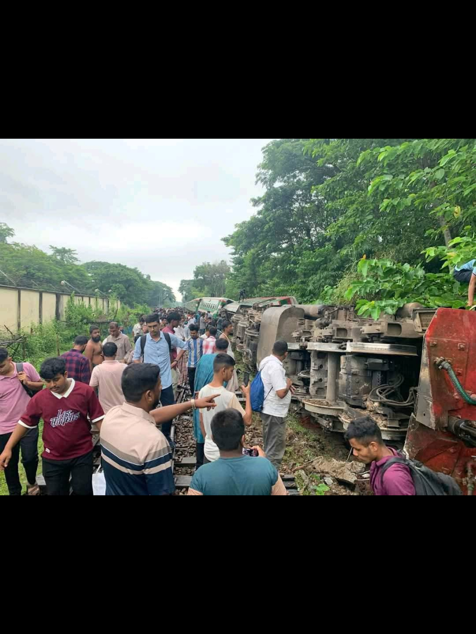 চট্টগ্রাম থেকে ছেড়ে আসা সিলেট অভিমুখী আন্ত:নগর উদয়ন এক্সপ্রেস মোগলাবাজারে ভয়াবহ ভাবে লোকোমোটিভ সহ লাইনচ্যুত হয়েছে। আল্লাহ সবাইকে হেফাজত করুন। আমিন 🤲🥺🥺 #ইনশাআল্লাহ_ভাইরাল_হবে🤲🤲🤲 #fybシviral #tiktokindia 