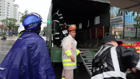 CSGT và CSCĐ dùng xe chuyên dụng hỗ trợ ng dân qua điểm ngập- Đội GT2 tại Liễu Giai - Đào Tấn 8h50'