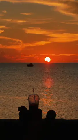“ Chiếc áo mà bạn thích nhất… sẽ là chiếc áo nhanh cũ nhất trong tủ quần áo.” #noibuonvobien 
