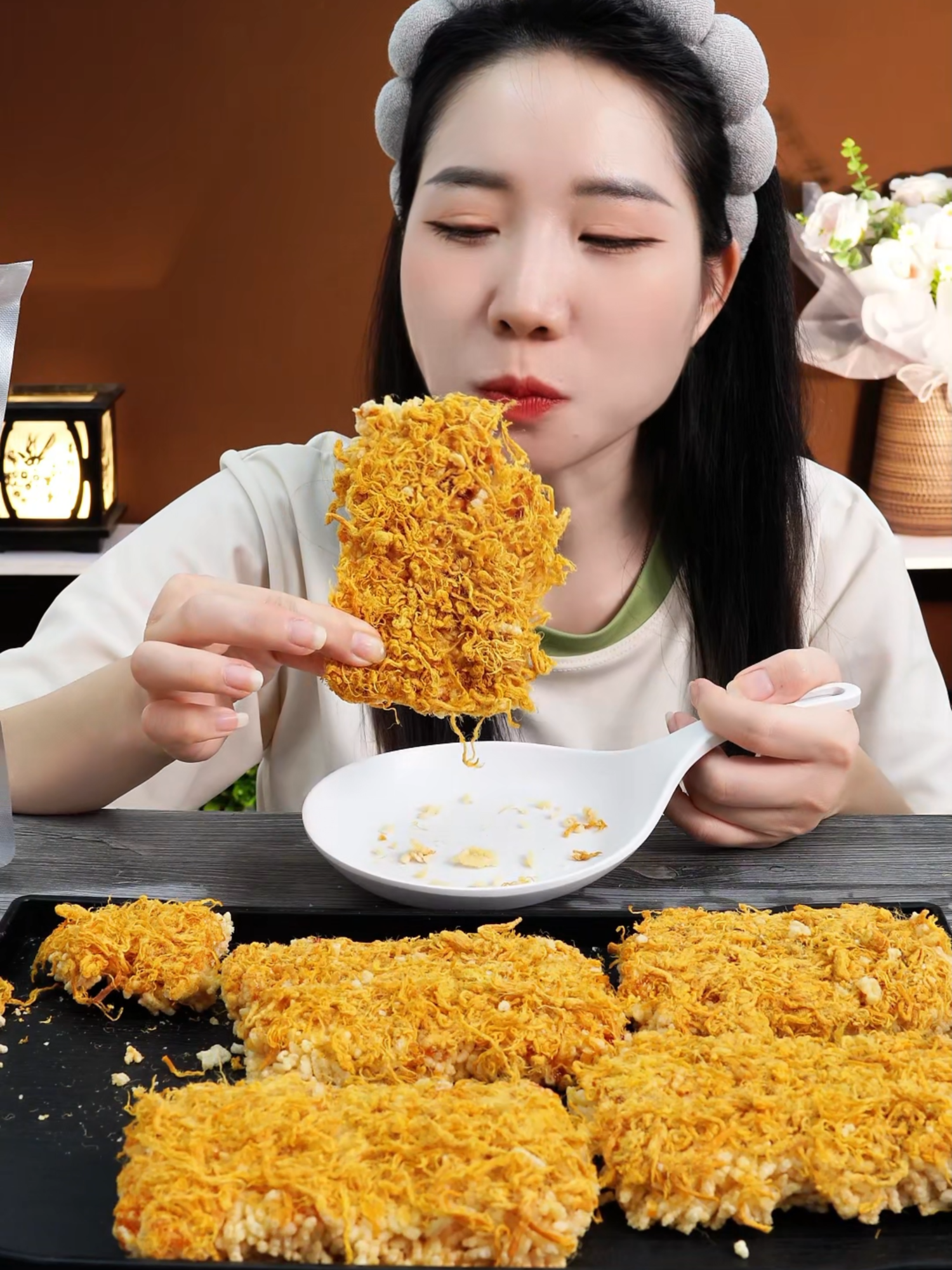 Nhờ cameraman đặt giùm cơm cháy là biết có điềm rồi, may mà ngon đó nha #Miloondiet #vtmqn #vtmgr