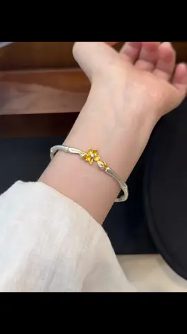 Chiếc vòng tay bạc búp hoa sen đậm khí chất của một người phụ nữ Việt Nam - một món quà ý nghĩa dành tặng các mẹ, các chị nhân ngày 20/10 #trangsucbackhanhan #vongtaybachoasen #bac925 #bac999 #quatang20_10 
