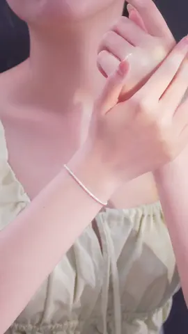 LT0100 Dây xù lấp lánh kiểu basic mà không hề nhàm chán nha. Đeo một mình hay phối layering đều đẹp xuất sắc 💫 #daychuyenbactlee #lactaybactlee #khuyentaibactlee #trangsuc #tleejewelry 