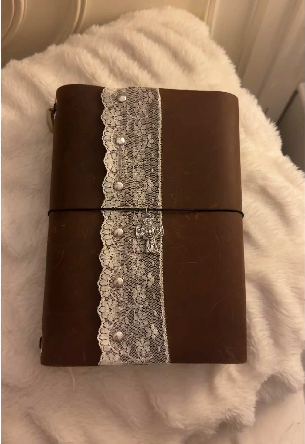 My take on a Louise Carmen journal <3 I’m in love with how it turned out #louisecarmen #leathercraft #ethelcain #whimsical #handmade 