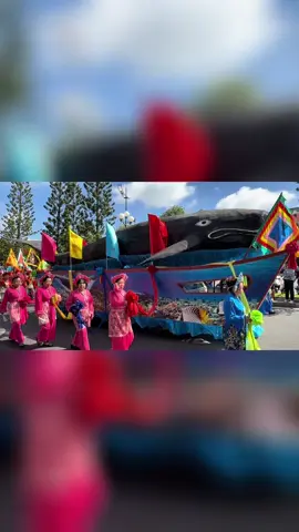 Lễ hội Nghinh Ông Thắng Tam Vũng Tàu - di sản văn hóa biển đặc sắc#Được công nhận là di sản văn hóa phi vật thể quốc gia, lễ hội Nghinh Ông Thắng Tam không chỉ là nghi thức tín ngưỡng tri ân biển cả mà còn là điểm nhấn văn hóa, du lịch đặc sắc của TP Vũng Tàu (tỉnh Bà Rịa - Vũng Tàu cũ), nay là P. Vũng Tàu, TP.HCM#Theo truyền thuyết, cá Ông (cá voi) thường xuất hiện cứu giúp ngư dân mỗi khi gặp nạn trên biển. Từ đó, ngư dân Vũng Tàu tôn xưng cá Ông là Nam Hải Đại Tướng Quân, lập đền thờ và hằng năm tổ chức lễ Nghinh Ông như một cách tri ân. Không gian chính của lễ hội là lăng Ông Thắng Tam, ngôi đền cổ kính giữa lòng phố biển, nơi lưu giữ nhiều giá trị tâm linh và lịch sử.#Theo UBND phường Vũng Tàu, lễ hội Nghinh Ông Thắng Tam năm 2025 sẽ diễn ra từ ngày 3 - 12/10, trong đó phần lễ chính diễn ra từ ngày 7 - 9/10 (tức ngày 16 - 18/8 Âm lịch). Lễ hội này đã được các thế hệ ngư dân và cộng đồng dân cư Vũng Tàu duy trì từ hơn 100 năm nay, với những nghi thức mang đậm nét đặc trưng văn hóa miền biển.#lehoibien#lehoi