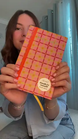 @ban.do tiene mi #agenda favorita 🤩 finales 2025-2026 y está HERMOSA ✨💖 perfecta para #regalos u organizarte como la mejor 🤓  Nota: aunque se ve al revés juro que estaba bien jajaj fue la cámara 😒🤣 #paratiiiiiiiiiiiiiiiiiiiiiiiiiiiiiii #trend #girls 