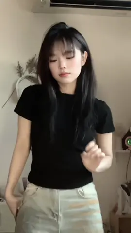 Lâu không vận động nên không thể kiểm soát được tay chân =)))