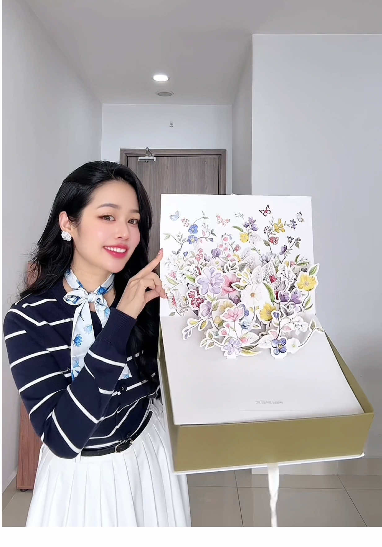 20/10 này, @Calie.vn mang đến một món quà khiến trái tim chị em tan chảy từ ánh nhìn đầu tiên💖 ✨Sét áo Cadigan sọc xanh phối chân váy trắng nhẹ nhàng thanh lịch - trẻ trung diện lên là thấy yêu bản thân liền! ✨ 👑Á hậu Phương Nga mặc xinh hết nấc, nhưng mình tin, chị em mình mặc cũng đẹp chẳng kém 💋 ✨ BST Hoa Nở Là Vì ... bạn xứng đáng được yêu thương 💐🌼🌺🌹#chucoutfits #calie #hoanolavi #quatang20_10 #review 
