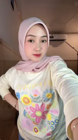 lucunyaa punya kaoss colorfull🌼🌸🦋 #OOTD #kaos #outfitideas 