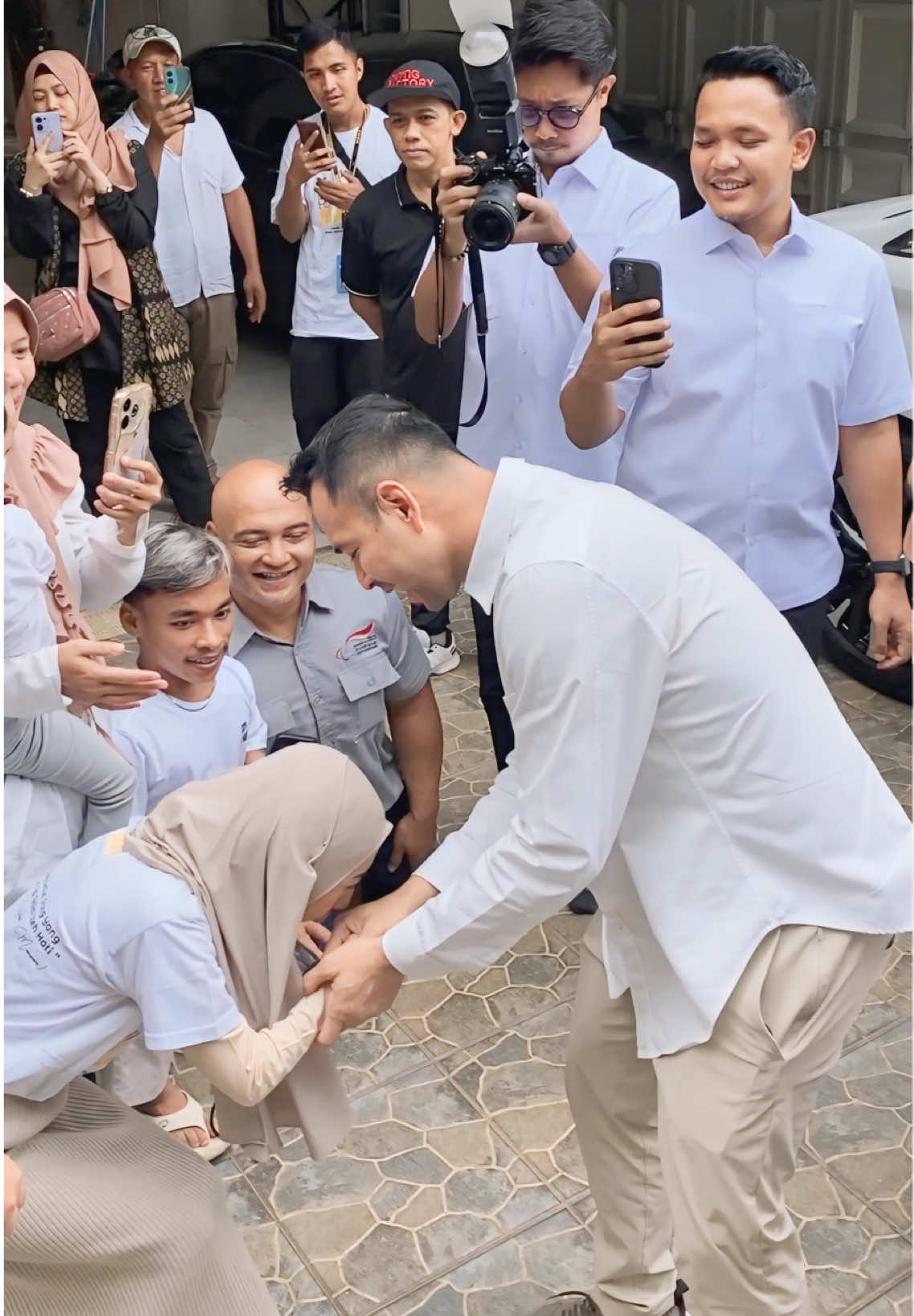 Di puncak gemerlap nama ia tak lupa menyapa, waktu yang sempit dijadikannya ruang, untuk menumbuhkan harapan, menyulam bahagia dalam setiap peluang, bukan hanya sorotan yang ia bagi, tapi juga cahaya untuk yang ingin berlari.  Terima kasih Aa atas kesempatannya @RaffiNagita1717  #raffiahmad #ukp #rans 